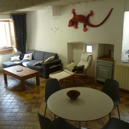 Une Maison Dans Le Village Ribiers Esterno foto