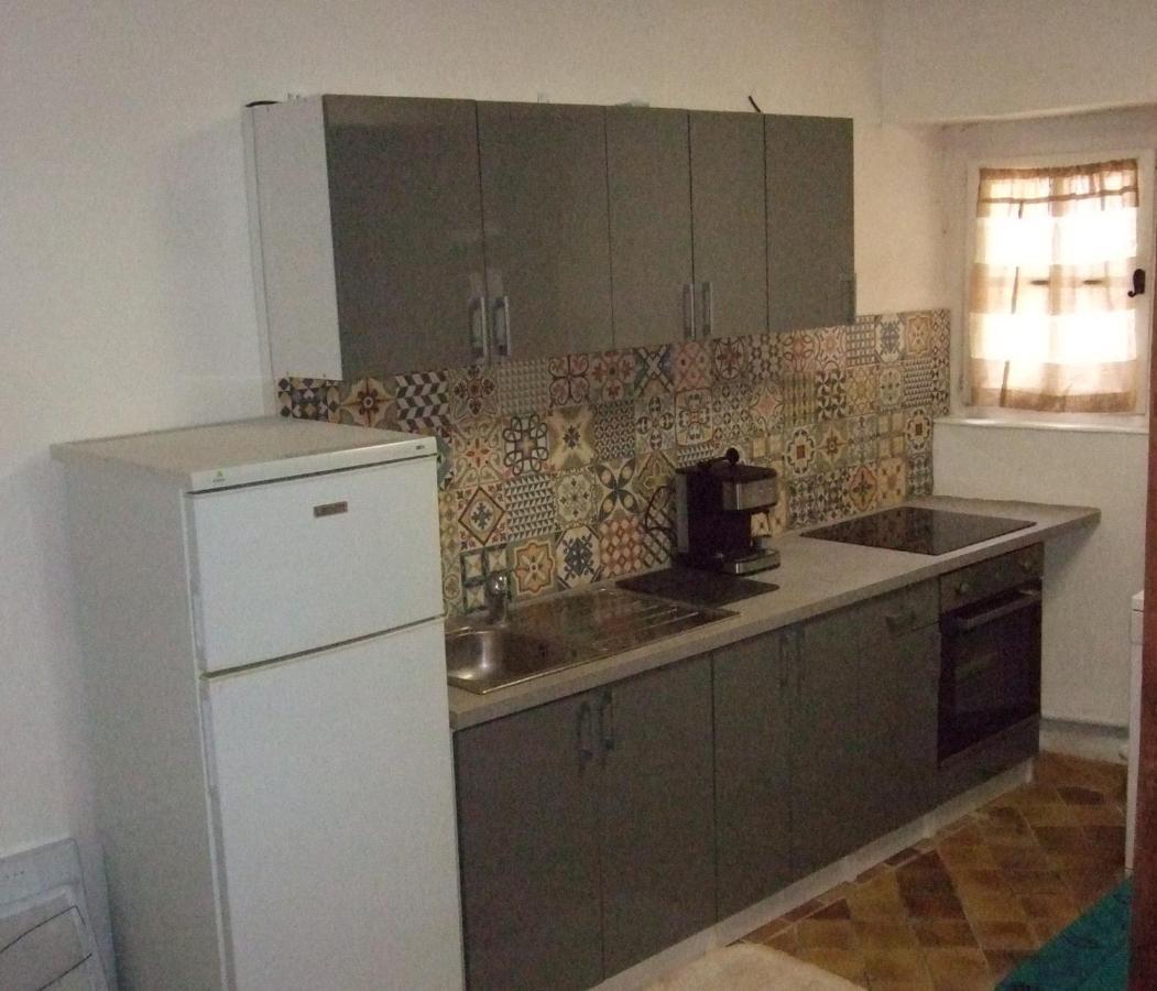 Une Maison Dans Le Village Ribiers Esterno foto