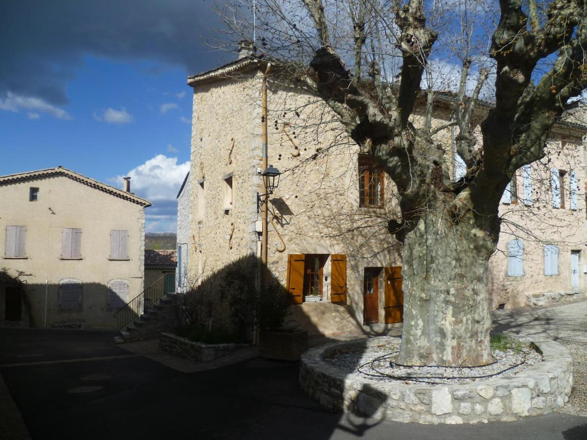 Une Maison Dans Le Village Ribiers Esterno foto